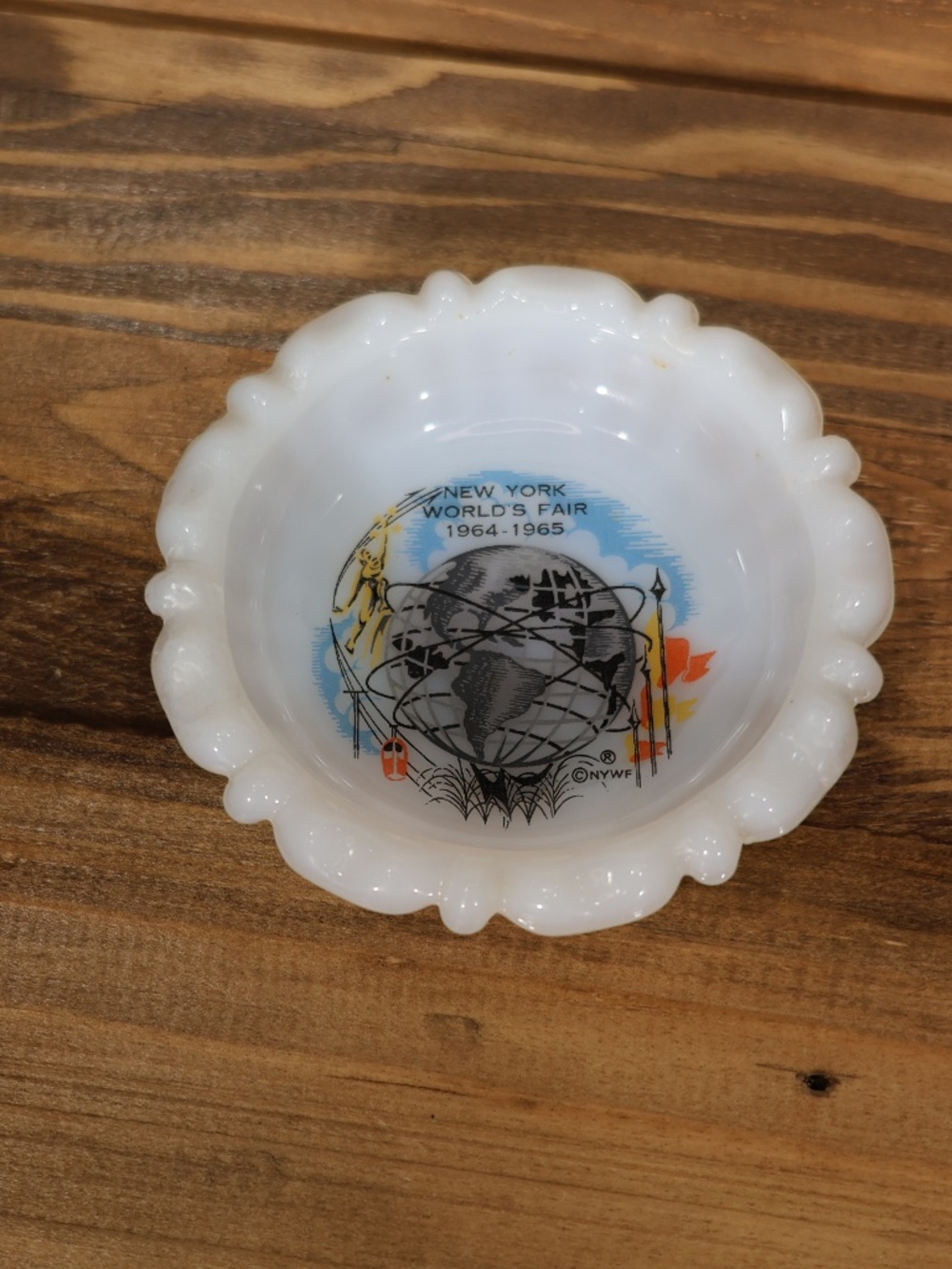 New York Worlds Fair Ashtray 1964-1965 Milk Glass Anchor Hocking Fire King 4"